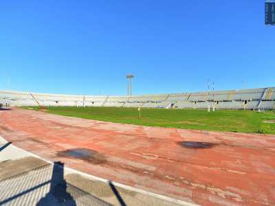 ...la pista d�atletica (seppur molto rovinata)...